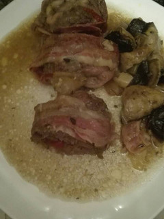 Una foto de Rollo de carne picada rellena en salsa con champiñones, pollo y piquillos
