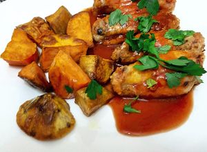 Una foto de Buffalo wings (alitas de pollo con salsa buffalo)