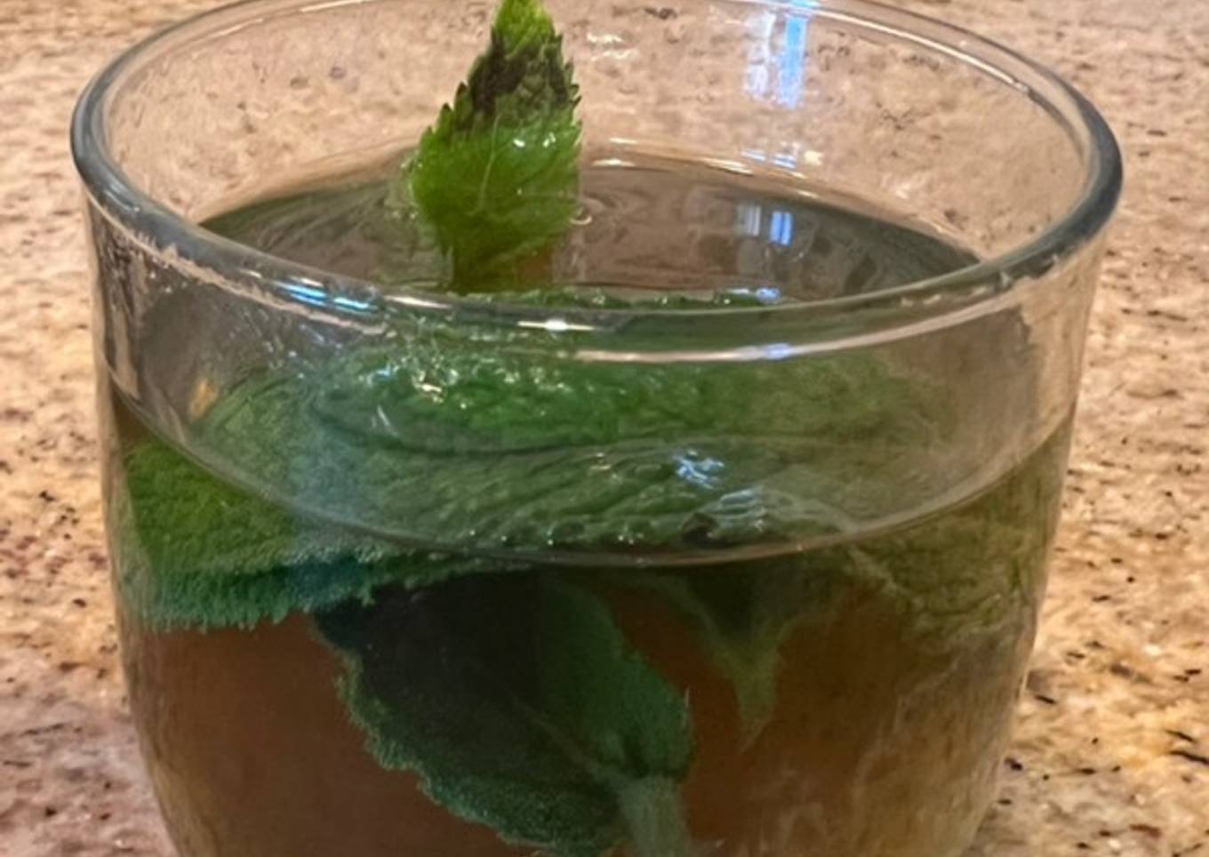 Infusión de manzanilla, hierbabuena y miel