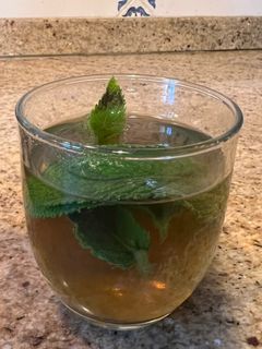 Una foto de Infusión de manzanilla, hierbabuena y miel
