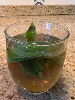 Una foto de Infusión de manzanilla, hierbabuena y miel