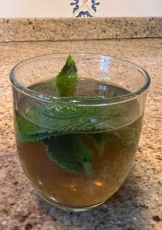 Una foto de Infusión de manzanilla, hierbabuena y miel