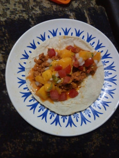 Una foto de Taquitos de pastor con ensalada de mango