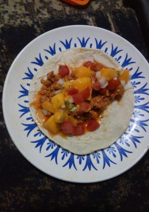 Una foto de Taquitos de pastor con ensalada de mango