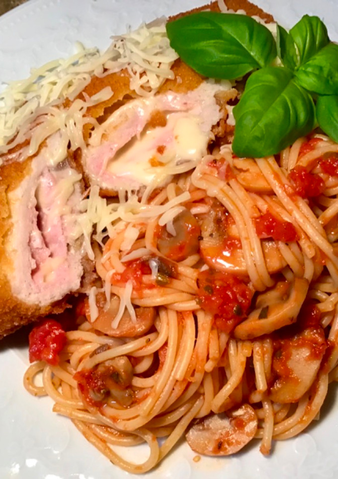 Cordon bleu paradicsomos-gombás spagettivel recept fotója
