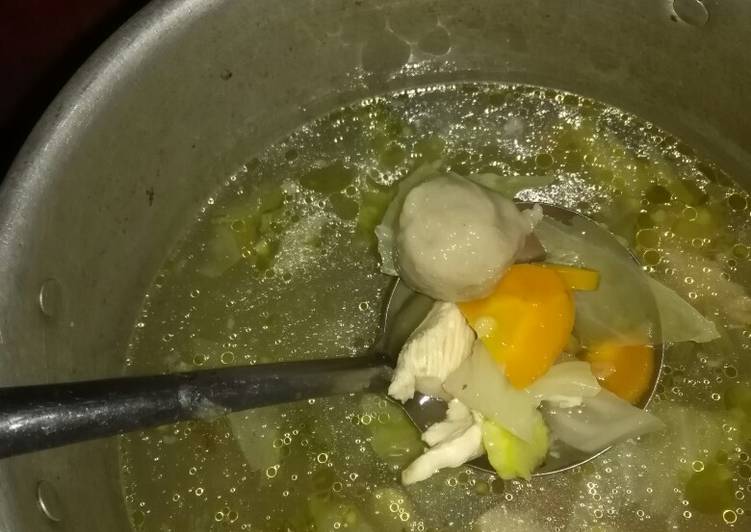 Cara Gampang Menyiapkan Sup Ayam Bakso Anti Gagal