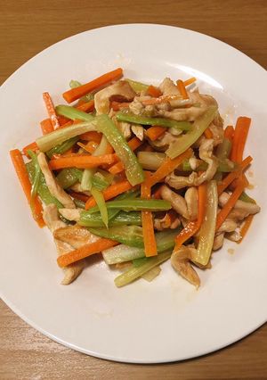 芹菜胡蘿蔔炒雞柳 的食譜成品照片
