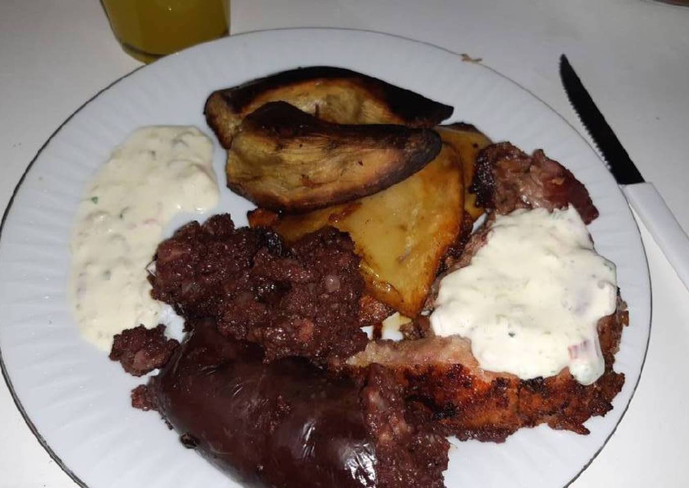 Bondiola con papas y batatas asadas