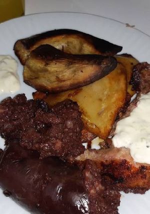 Una foto de Bondiola con papas y batatas asadas