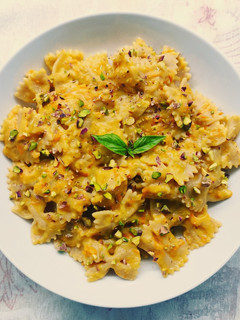 Foto di Farfalle con sugo di datterini gialli arrosto e pistacchi