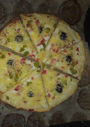 صورة لوصفة بيتزا بصلصة بيضاء بنة ولا اروع