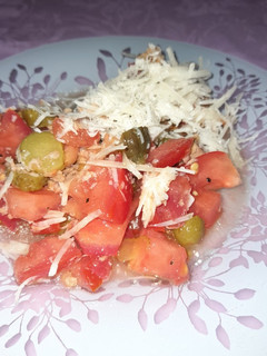 Una foto de Ensalada de tomate y pepinillo (Falso carpaccio)
