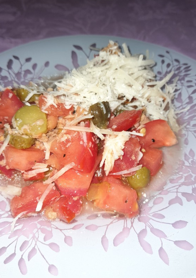 Una foto de Ensalada de tomate y pepinillo (Falso carpaccio)