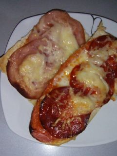 Una foto de Panini jamón y queso. Queso y chorizo