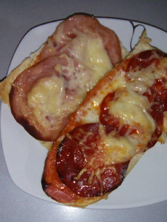 Una foto de Panini jamón y queso. Queso y chorizo