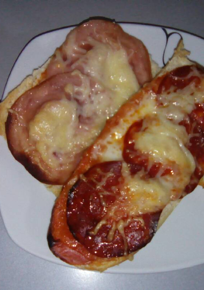 Una foto de Panini jamón y queso. Queso y chorizo