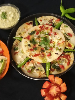રવા ઉત્તપમ(rava uttapam recipe in gujarati) રેસીપી મુખ્ય ફોટો