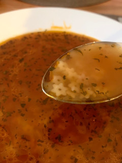 Una foto de Sopa frita de tomate y estrellitas