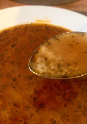 Una foto de Sopa frita de tomate y estrellitas