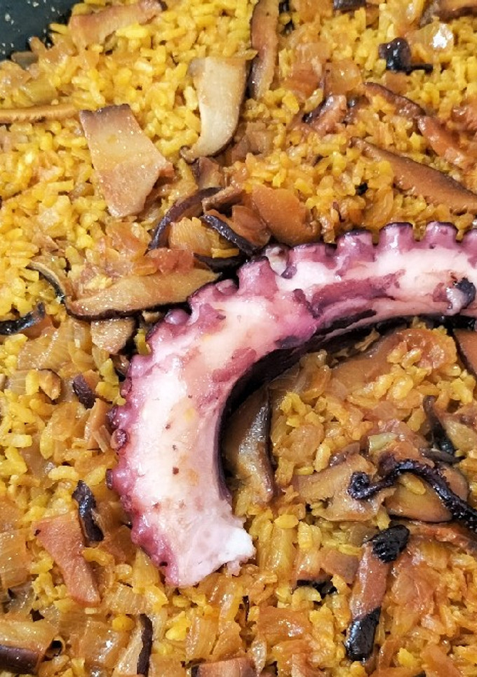 Una foto de Arroz con pulpo y seta shiitake