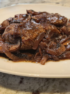 Una foto de Medallones de ternera en salsa de vino tinto y champiñones