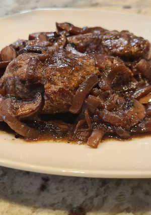 Foto principal de Medallones de ternera en salsa de vino tinto y champiñones