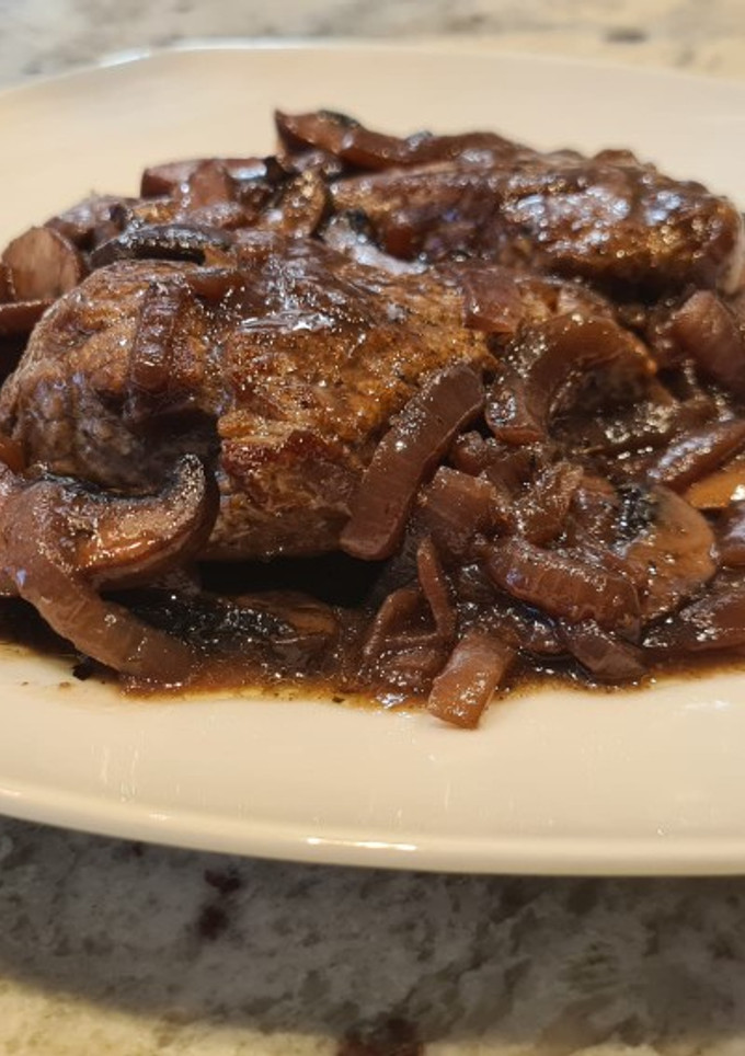 Una foto de Medallones de ternera en salsa de vino tinto y champiñones