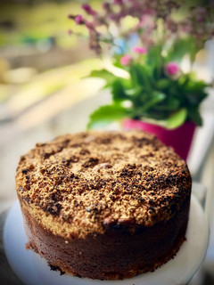 Una foto de Tarta de manzana con crumble de canela y almendras