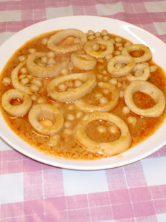 Una foto de Anillas de calamar en romesco con garbanzos