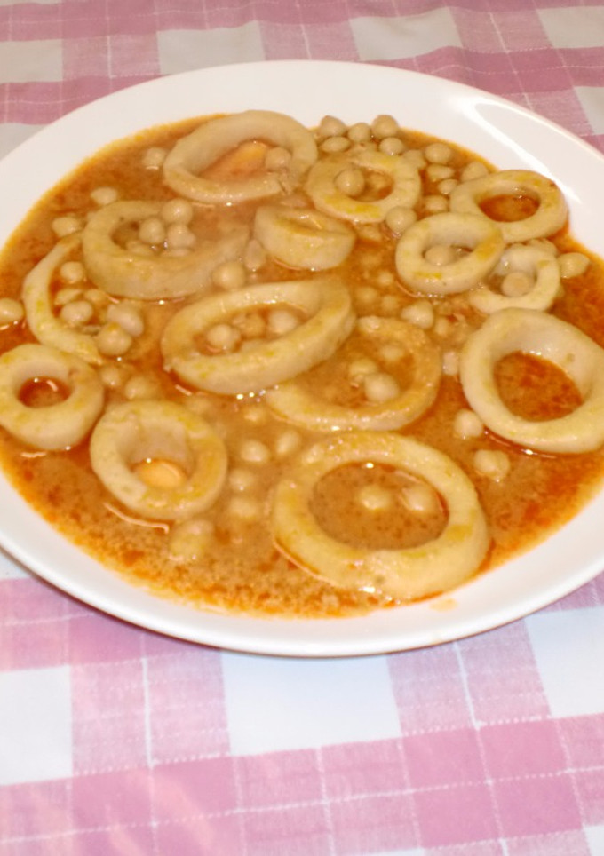 Una foto de Anillas de calamar en romesco con garbanzos