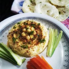 A picture of Hummus(Lebanese dip).