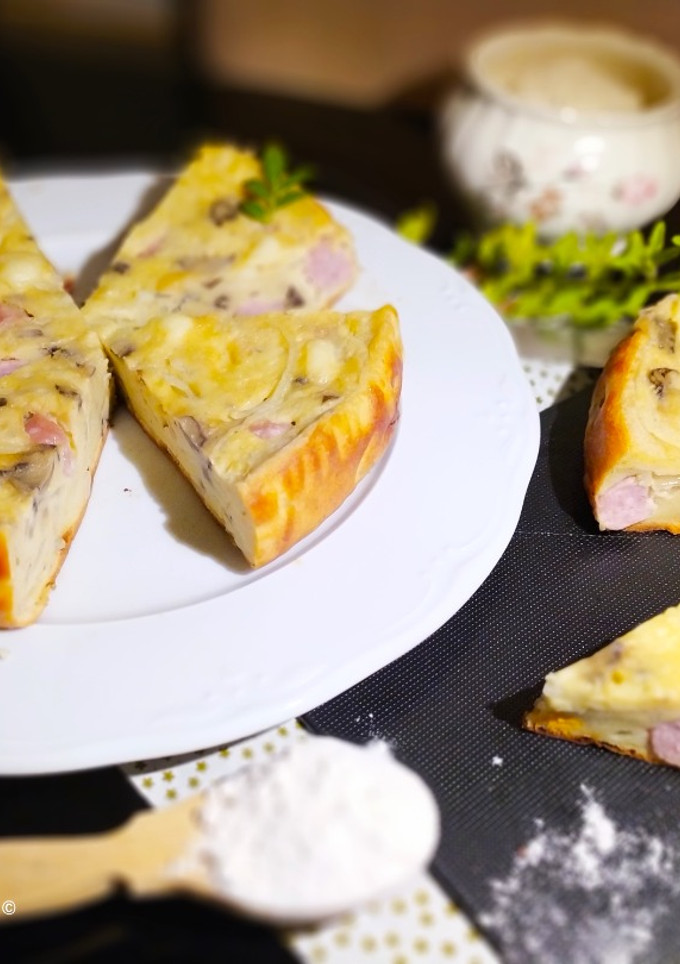 Una foto de Quiche de Salchichas y Tres Quesos en Olla Programable