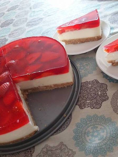 Una foto de Tarta de queso con gelatina de fresa y fresas naturales sin horno