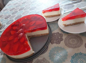 Foto principal de Tarta de queso con gelatina de fresa y fresas naturales sin horno