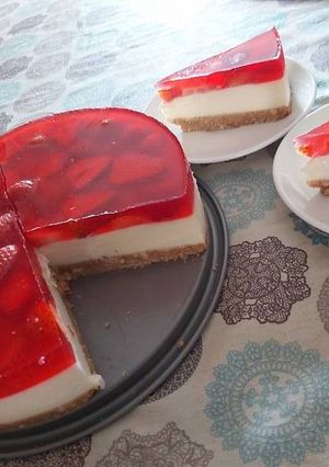 Una foto de Tarta de queso con gelatina de fresa y fresas naturales sin horno