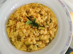 Foto di Risotto con zucchine, piselli e zafferano 🥒🫛💛
