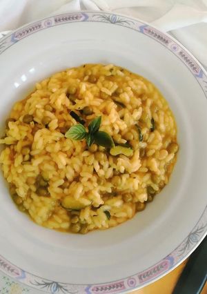 Foto di Risotto con zucchine, piselli e zafferano 🥒🫛💛