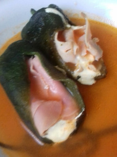 Una foto de Chiles rellenos en baño maría