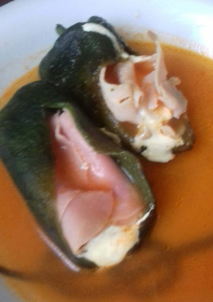 Una foto de Chiles rellenos en baño maría