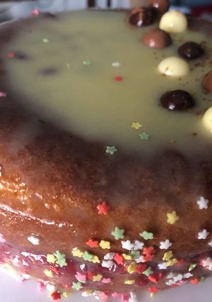 Foto principal de Tarta rellena de mermelada de fresa y cobertura de chocolate blanco
