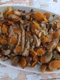 Peito de peru assado no forno com cogumelos e castanhas