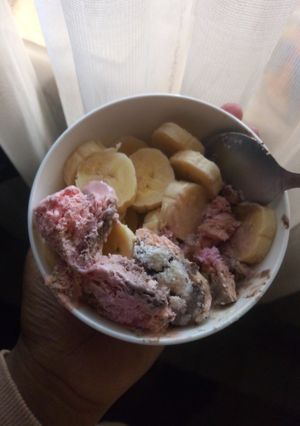 A picture of Banana and icecream.