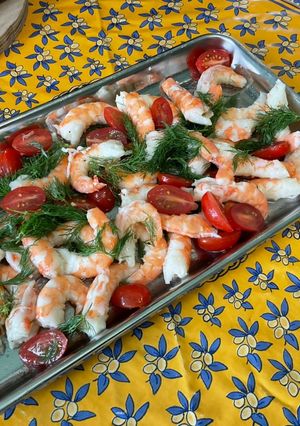 Une photo de Crevettes sauvages marinées aneth citron tomates cerises