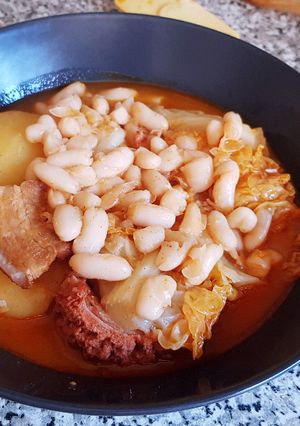 Una foto de Guiso de Alubias Blancas con Patata y Col