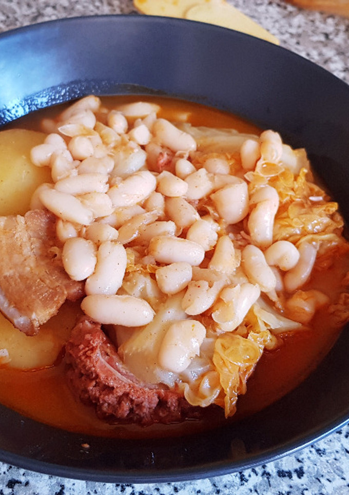 Una foto de Guiso de Alubias Blancas con Patata y Col