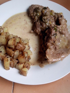 Una foto de Cerdo con vegetales y crema al wok con papitas ricas!