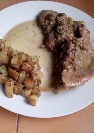 Una foto de Cerdo con vegetales y crema al wok con papitas ricas!