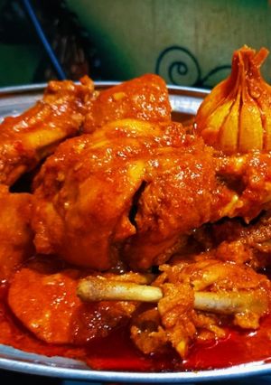গোটা রসুন দিয়ে চিকেনের ঝোল (gota rasun diye chickener jhol recipe in Bengali) রেসিপির প্রধান ছবি