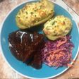 Falda en salsa de coca-cola y papas rellenas