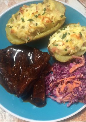Una foto de Falda en salsa de coca-cola y papas rellenas